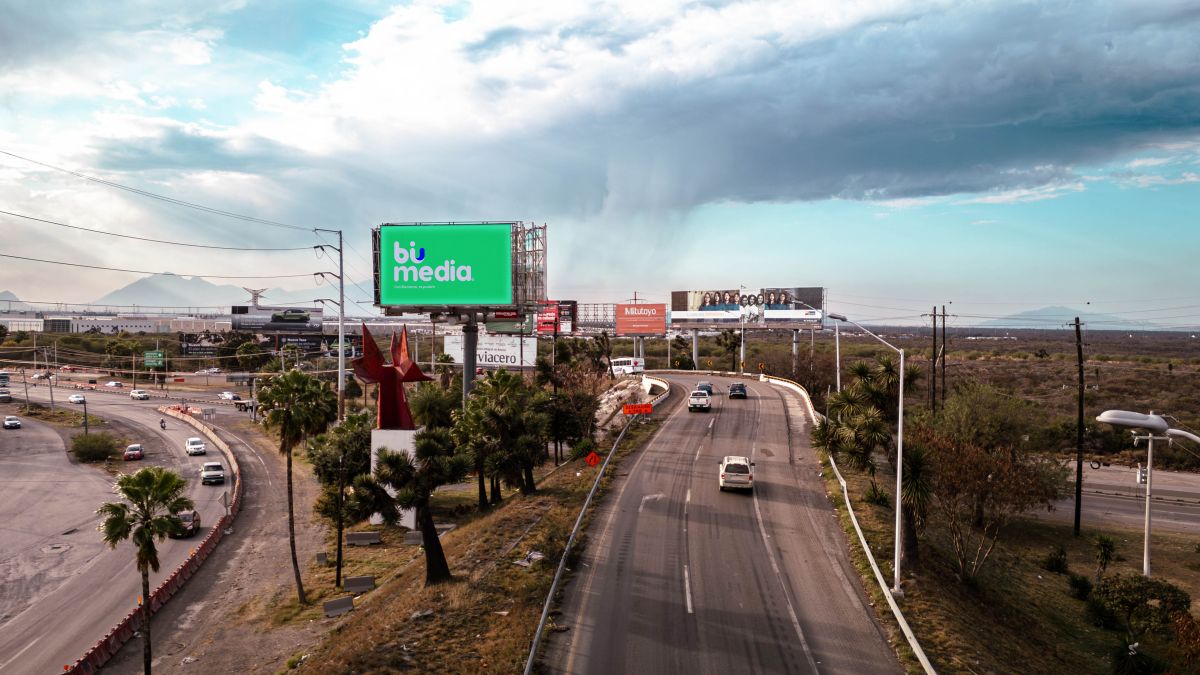 Blvd Aeropuerto y Miguel Alemán, Frontal